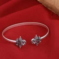 Nayantara Vintage Style Bracelet