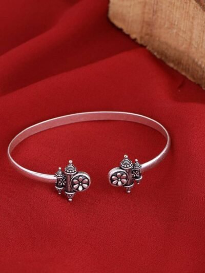 Nayantara Vintage Style Bracelet